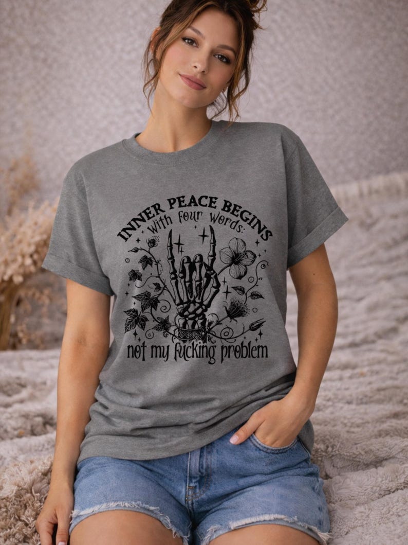 Camiseta unisex con estampado floral de mano de esqueleto, humor negro y sarcástico. imagen 3