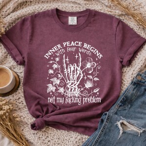 Camiseta unisex con estampado floral de mano de esqueleto, humor negro y sarcástico. imagen 5