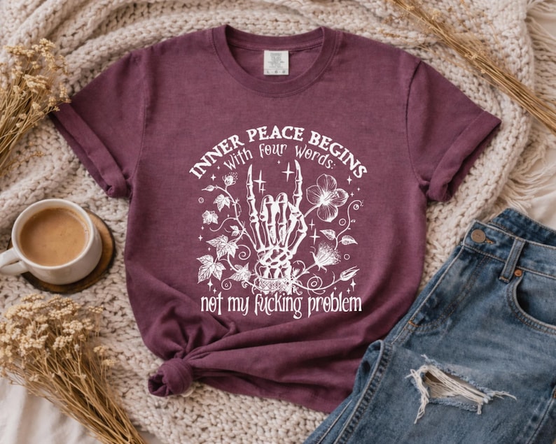 Camiseta unisex con estampado floral de mano de esqueleto, humor negro y sarcástico. imagen 5