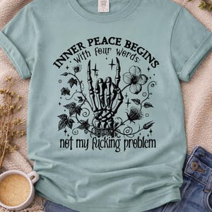 Camiseta unisex con estampado floral de mano de esqueleto, humor negro y sarcástico. imagen 4