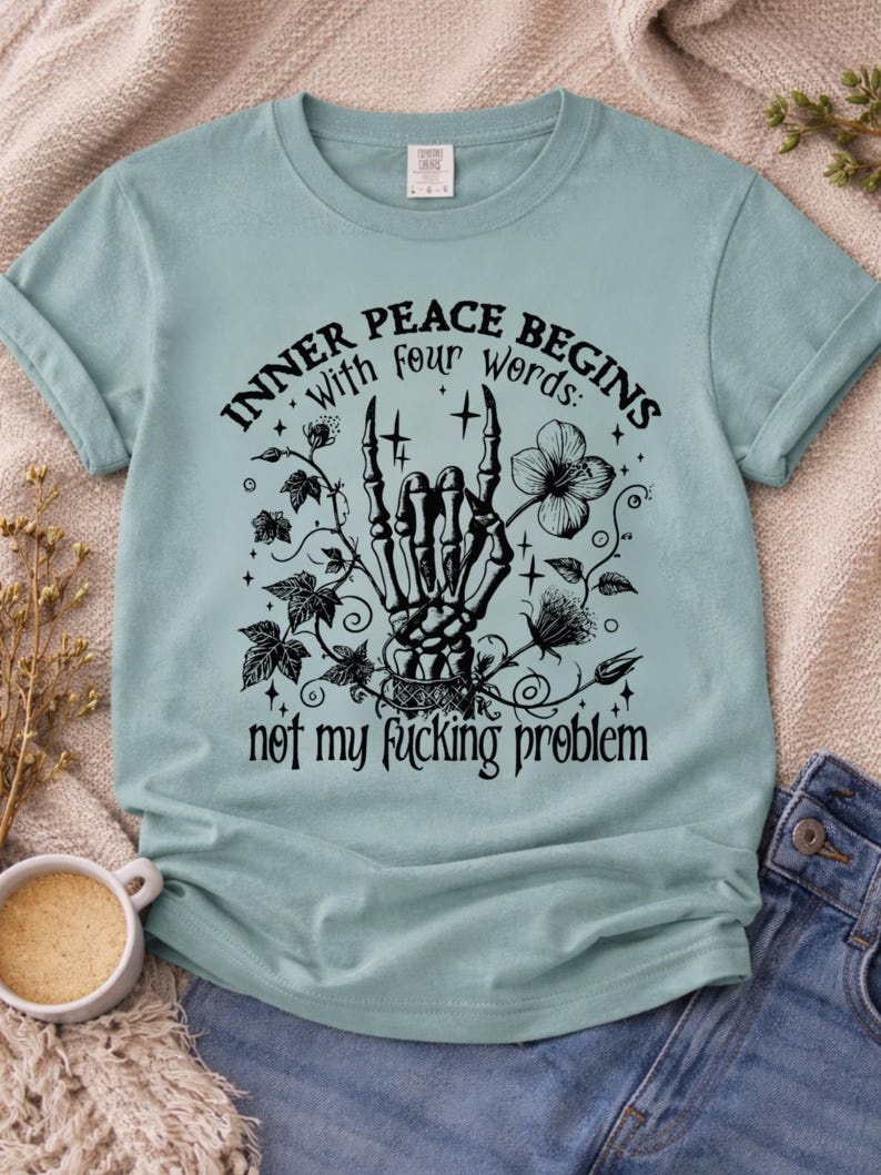 Camiseta unisex con estampado floral de mano de esqueleto, humor negro y sarcástico. imagen 4