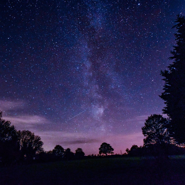 Nachthimmel Milchstraße Astrofotografie Druck Sterne Langzeitbelichtung Nacht Portrait - Farmers Field in Cumbria