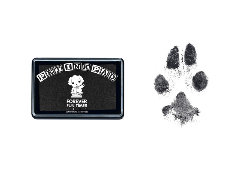 以下が含まれることがあります： 白い文字で「Pet Ink Pad」と書かれた黒いインクパッド。パッドには、漫画の犬と「Forever Fun Times Pets」と「Conforms to ASTM D-4236」の文字が書かれている。インクパッドの右側に黒い足跡が描かれている。