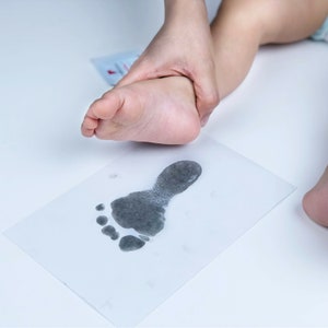 Schwarz - Baby Inkless Print Kit mit 2 speziellen Tüchern von Forever Fun Times | Baby Hand und Fußabdruck Kit mit 8 20,6x14cm Papierbögen