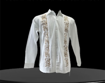 Puede incluir: Camisa blanca de manga larga con intrincados diseños florales bordados en la parte delantera. La camisa tiene un cuello clásico y cierre de botones. El texto "+ NEW IN + NEW IN + NEW IN +" está en la parte superior de la imagen.