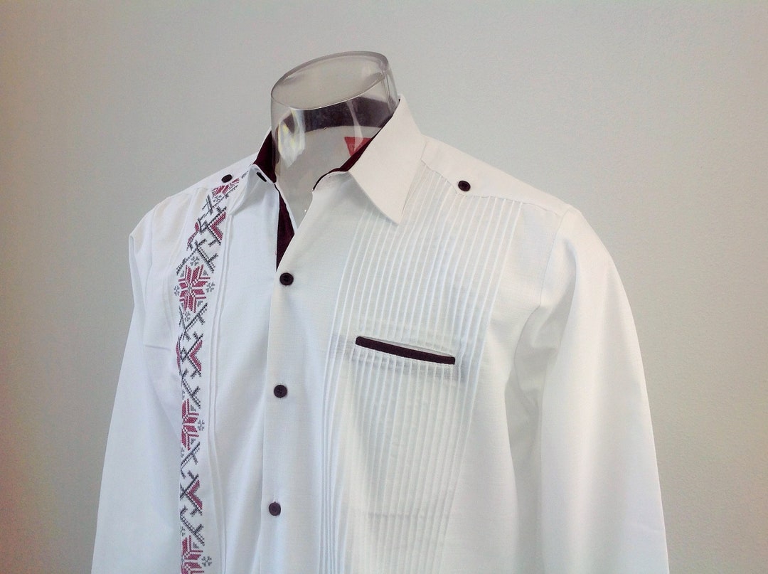 Guayabera clásica blanca con bordado de color vino para hombre
