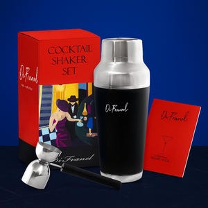 Könnte beinhalten: Ein Cocktail-Shaker-Set mit einem schwarz-silbernen Shaker, einem Doppel-Jigger und einem Rezeptbuch. Das Set enthält eine rote Box mit der Aufschrift "Cocktail Shaker Set" und eine Illustration von Personen in einer Bar.