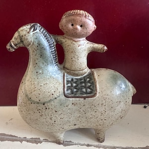 Figurka chłopca na koniu z japońskiej kamionki UCTCI z lat 60. XX wieku • Ceramika artystyczna w stylu skandynawskim z połowy XX wieku • Lisa Larson Stig Lindberg