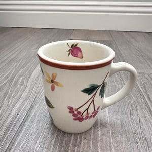 Taza de café vintage Longaberger de cerámica con diseño de frutas / Taza de té de cerámica de 414 ml con diseño de bayas y flores / Objeto de colección de cerámica para cocina rústica