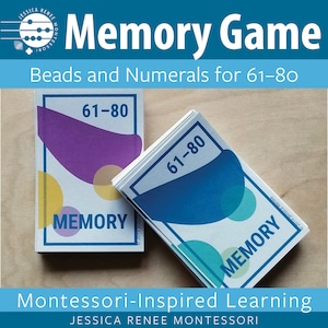 Puede incluir: Un juego de memoria inspirado en Montessori para que los niños aprendan los números del 61 al 80. El juego incluye dos pilas de cartas coloridas con los números del 61 al 80 impresos en ellas. Las cartas están etiquetadas como "Memoria" y "61-80".