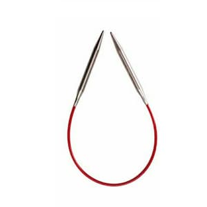 以下が含まれることがあります： 銀色の先端を持つ赤い円形編み針のペア