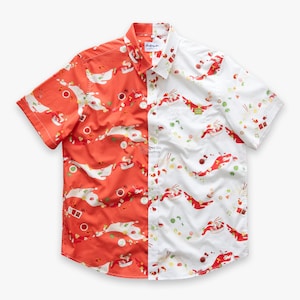 Pode incluir: Camisa de manga curta com design dividido. Um lado é vermelho com um padrão branco, o outro é branco com um padrão vermelho. Os padrões parecem estar relacionados com comida. A camisa tem gola e fecho de botões.