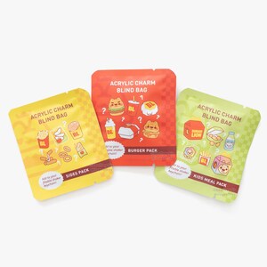 Könnte beinhalten: Drei bunte Acryl-Charm-Blind Bags. Die Beutel sind gelb, rot und grün, jeder mit einem anderen Design zum Thema Essen. Auf den Beuteln steht "Acrylic Charm Blind Bag" und "Sides Pack", "Burger Pack" und "Kids Meal Pack".