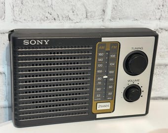 Radio portatile vintage Sony AM/FM a 2 bande con transistor.