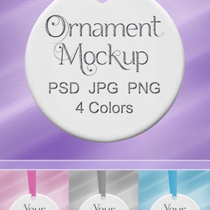 Puede incluir: Una maqueta de adorno circular blanco con una cinta morada. Se muestra el texto "Ornament Mockup", junto con "PSD JPG PNG 4 Colors". Debajo hay tres adornos adicionales con el texto "Your Design Here".