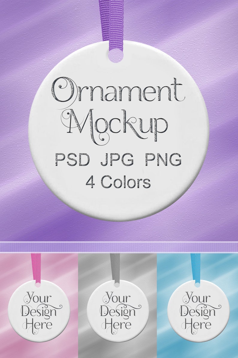 Puede incluir: Una maqueta de adorno circular blanco con una cinta morada. Se muestra el texto "Ornament Mockup", junto con "PSD JPG PNG 4 Colors". Debajo hay tres adornos adicionales con el texto "Your Design Here".
