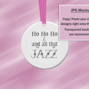 Puede incluir: Un adorno navide&ntilde;o redondo y blanco con la frase "Ho Ho Ho & all that JAZZ" en letras grises. Tiene una cinta rosa para colgar. Una peque&ntilde;a caja rosa con texto est&aacute; en la esquina superior derecha.