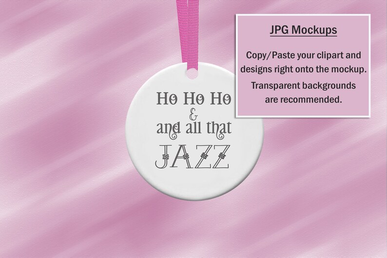 Puede incluir: Un adorno navide&ntilde;o redondo y blanco con la frase "Ho Ho Ho & all that JAZZ" en letras grises. Tiene una cinta rosa para colgar. Una peque&ntilde;a caja rosa con texto est&aacute; en la esquina superior derecha.