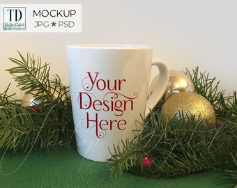 Mockup di tazza bianca con rami di albero di Natale, oggetto avanzato di Photoshop e mockup di tazza festiva JPG