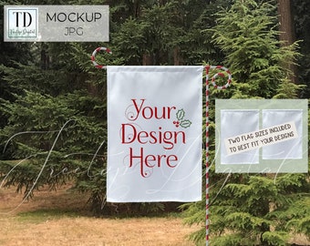 Yard Flag Mockup per l'inverno, Garden White Flag Mockup per Natale SVG o Sublimation Designs, Bandiera Bianca Mock-Up in alberi di pino, PSD & JPG