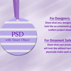 Puede incluir: Un adorno redondo con un dise&ntilde;o de rayas moradas y blancas, una cinta morada y el texto "PSD with Smart Object". El adorno es para dise&ntilde;adores y vendedores de adornos.