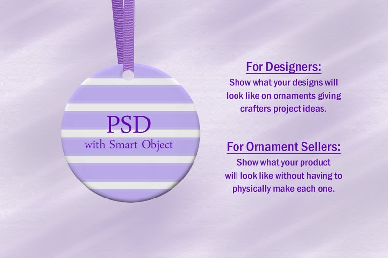 Puede incluir: Un adorno redondo con un dise&ntilde;o de rayas moradas y blancas, una cinta morada y el texto "PSD with Smart Object". El adorno es para dise&ntilde;adores y vendedores de adornos.