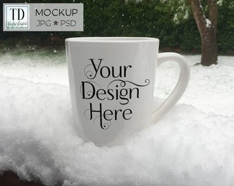 Tazza Mockup in neve, tazza bianca Mock-Up, Snowy Mug Mock Up, Photoshop Smart Object e JPG Mug Mockup