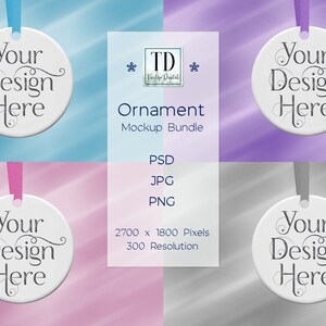 Puede incluir: Un paquete de maquetas con cuatro adornos redondos blancos con el texto "Your Design Here" en una fuente decorativa. Cada adorno cuelga de una cinta en diferentes colores: azul, morado, rosa y gris. El fondo es un degradado suave y borroso.