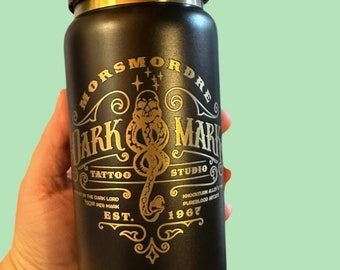 Tazza termica in acciaio inossidabile da 16 once con incisione del tatuaggio del mago / Regali per nerd / Tazze nerd