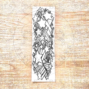 Puede incluir: Una pegatina rectangular vertical con una ilustración de arte lineal en blanco y negro de un grupo denso de estrellas fugaces con estelas de luz. El diseño consta de múltiples estrellas de cinco puntas de varios tamaños superpuestas.