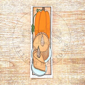 Könnte beinhalten: Eine vertikale, rechteckige Lesezeichen-Illustration mit einem großen orangefarbenen Kürbis mit grünem Stiel und Blatt an der Spitze, platziert über einem Kürbiskuchen in einer geriffelten Kruste und einem einzelnen Stück Kürbiskuchen, beide mit Sahne.