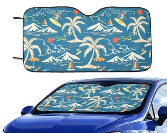 Op de afbeelding: Een blauwe auto voorruit zonnescherm met een tropisch patroon met palmbomen, bergen en surfers. Het patroon wordt herhaald over het hele zonnescherm.