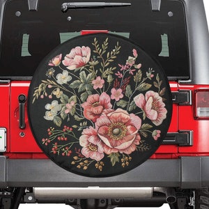 ピンクの花のスペアタイヤカバー、フェイク刺繍プリントの花柄リアホイールアクセサリー、ユニークなキャンピングカーバックアップカメラホールトレーラーバックレディースRV