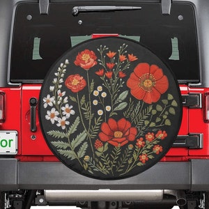 赤い花のスペアタイヤカバー、フェイク刺繍の植物のプリント花柄ホイールユニークなバックアップカメラホールトレーラーバック男性女性RVギフト