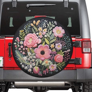 ピンクの花のスペアタイヤカバー、フェイク刺繍プリントの花柄ホイールアクセサリーユニークなデザインバックアップカメラホールトレーラーバック女性RVギフト