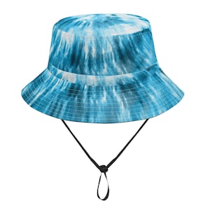 Puede incluir: Un sombrero de cubo azul y blanco tie-dye con un cordón de ajuste negro.