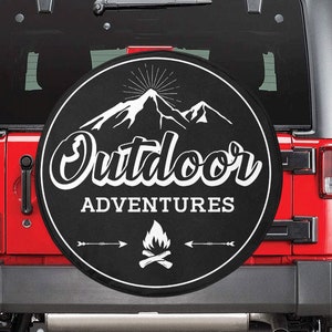 Puede incluir: Un Jeep Wrangler rojo con una cubierta de rueda de repuesto negra que dice "Outdoor Adventures" con un diseño de montaña y fogata. La matrícula dice "Amfor".