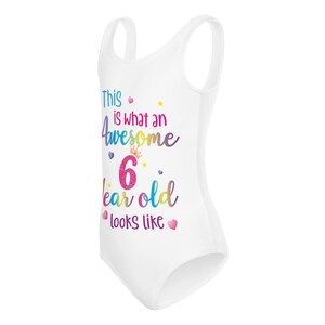 Impresionante traje de baño de 6 años que parece niña, cumpleaños personalizado 6.º sexto año Divertido regalo de fiesta de arco iris Niños Traje de baño de una pieza Natación imagen 3