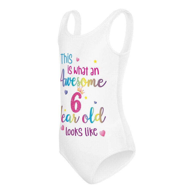 Impresionante traje de baño de 6 años que parece niña, cumpleaños personalizado 6.º sexto año Divertido regalo de fiesta de arco iris Niños Traje de baño de una pieza Natación imagen 3