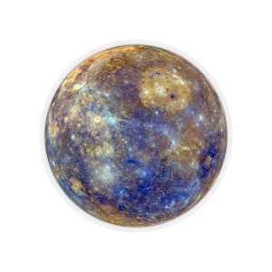 Puede incluir: Una imagen de primer plano del planeta Mercurio, mostrando su superficie con cráteres y una combinación de colores azul y amarillo.