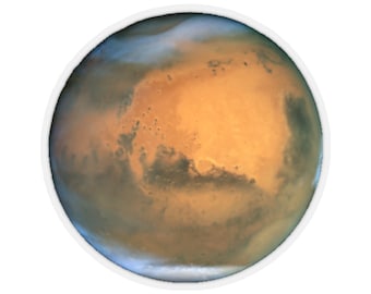 Puede incluir: Una imagen de primer plano del planeta Marte, mostrando su superficie roja, naranja y marrón con una fina nube blanca en la esquina superior izquierda.