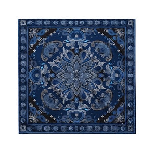 Op de afbeelding: Een vierkante blauwe en witte sjaal met een mandala-ontwerp in het midden. De sjaal heeft een donkerblauwe rand met ingewikkelde details.