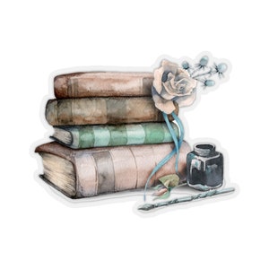 Puede incluir: Una pila de cuatro libros antiguos con una cinta azul y una rosa de acuarela en la parte superior. Un tintero negro y una pluma están sobre la mesa junto a los libros.