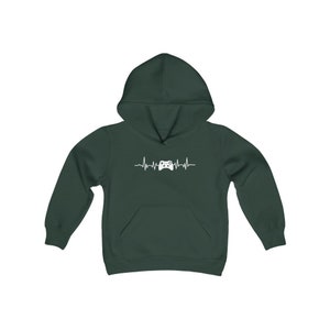 Op de afbeelding: Een donkergroen hoodie met een witte afbeelding van een videogamecontroller in een hartslag.