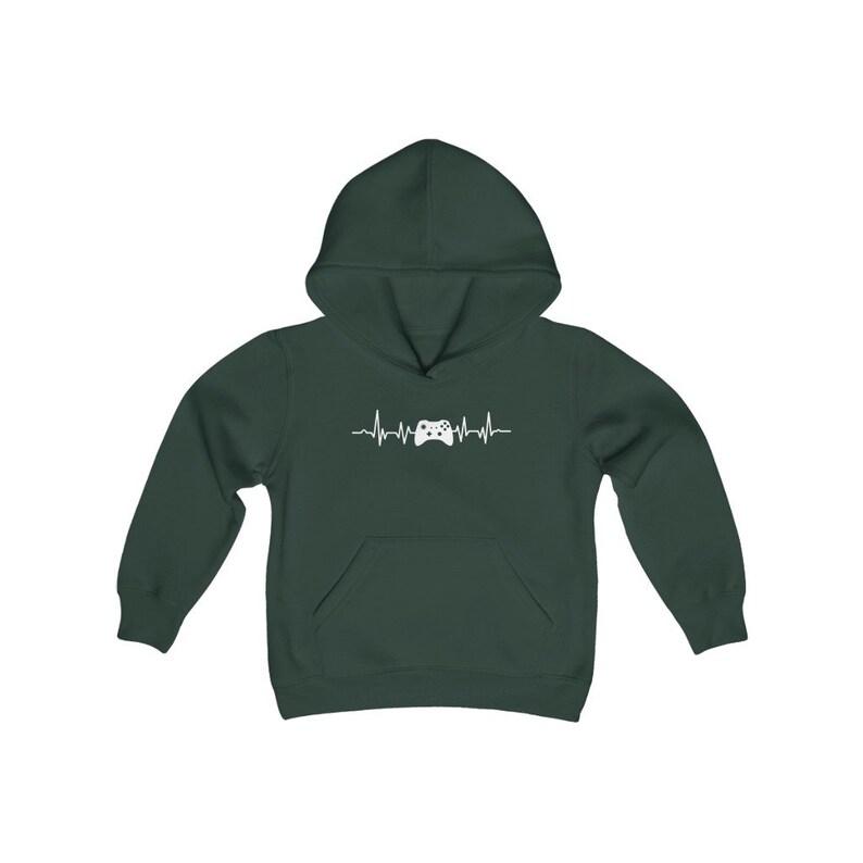 Op de afbeelding: Een donkergroen hoodie met een witte afbeelding van een videogamecontroller in een hartslag.