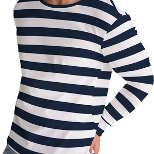 Op de afbeelding: Een shirt met lange mouwen met horizontale donkerblauwe en witte strepen. Het shirt heeft een ronde hals en een ontspannen pasvorm.