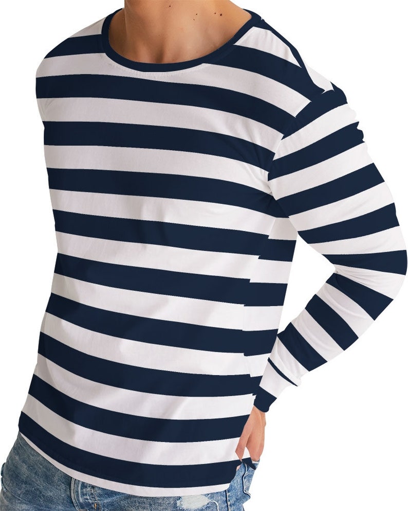 Op de afbeelding: Een shirt met lange mouwen met horizontale donkerblauwe en witte strepen. Het shirt heeft een ronde hals en een ontspannen pasvorm.