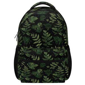 Peut inclure: Un sac à dos noir orné d'un motif répétitif de feuilles de fougère vertes et de petits points blancs. Le sac comprend un grand compartiment principal avec fermeture éclair, une poche avant zippée et des poches latérales en filet noir.