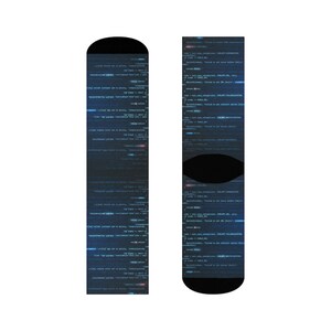 以下が含まれることがあります： 青と白のコードパターンが施された黒い靴下2足。靴下はコンピューターの画面のように見えるようにデザインされています。