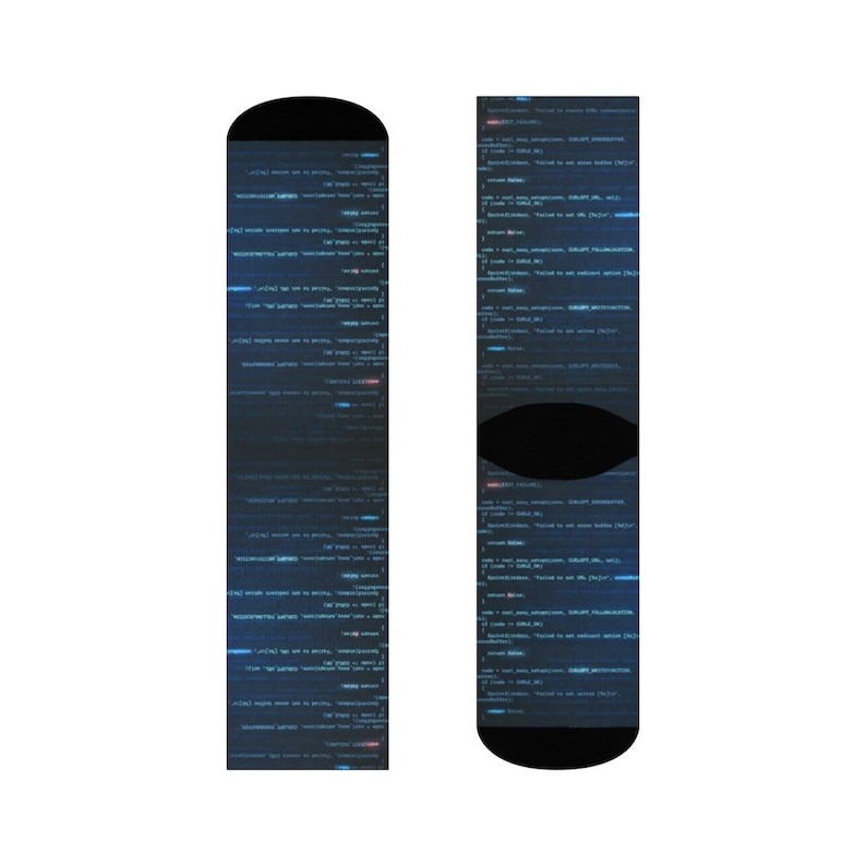 以下が含まれることがあります： 青と白のコードパターンが施された黒い靴下2足。靴下はコンピューターの画面のように見えるようにデザインされています。